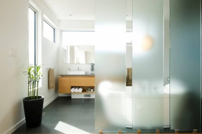 Преимущества стеклянных перегородок в ванной