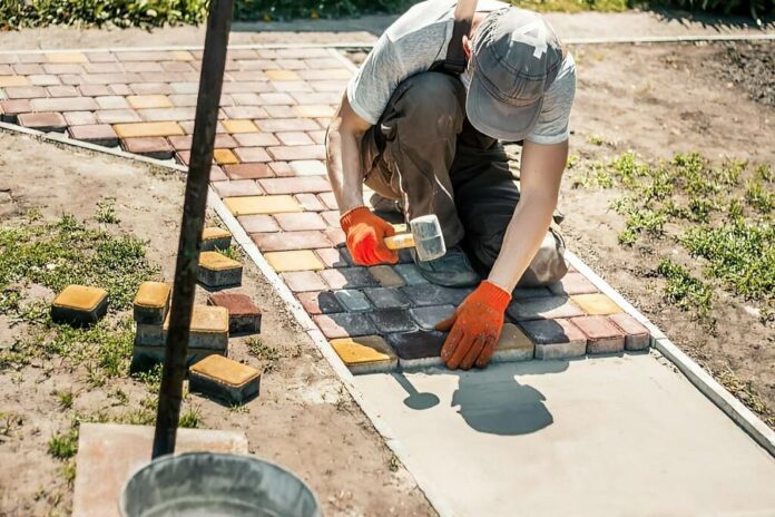 Как правильно уложить тротуарную плитку и облагородить свой двор